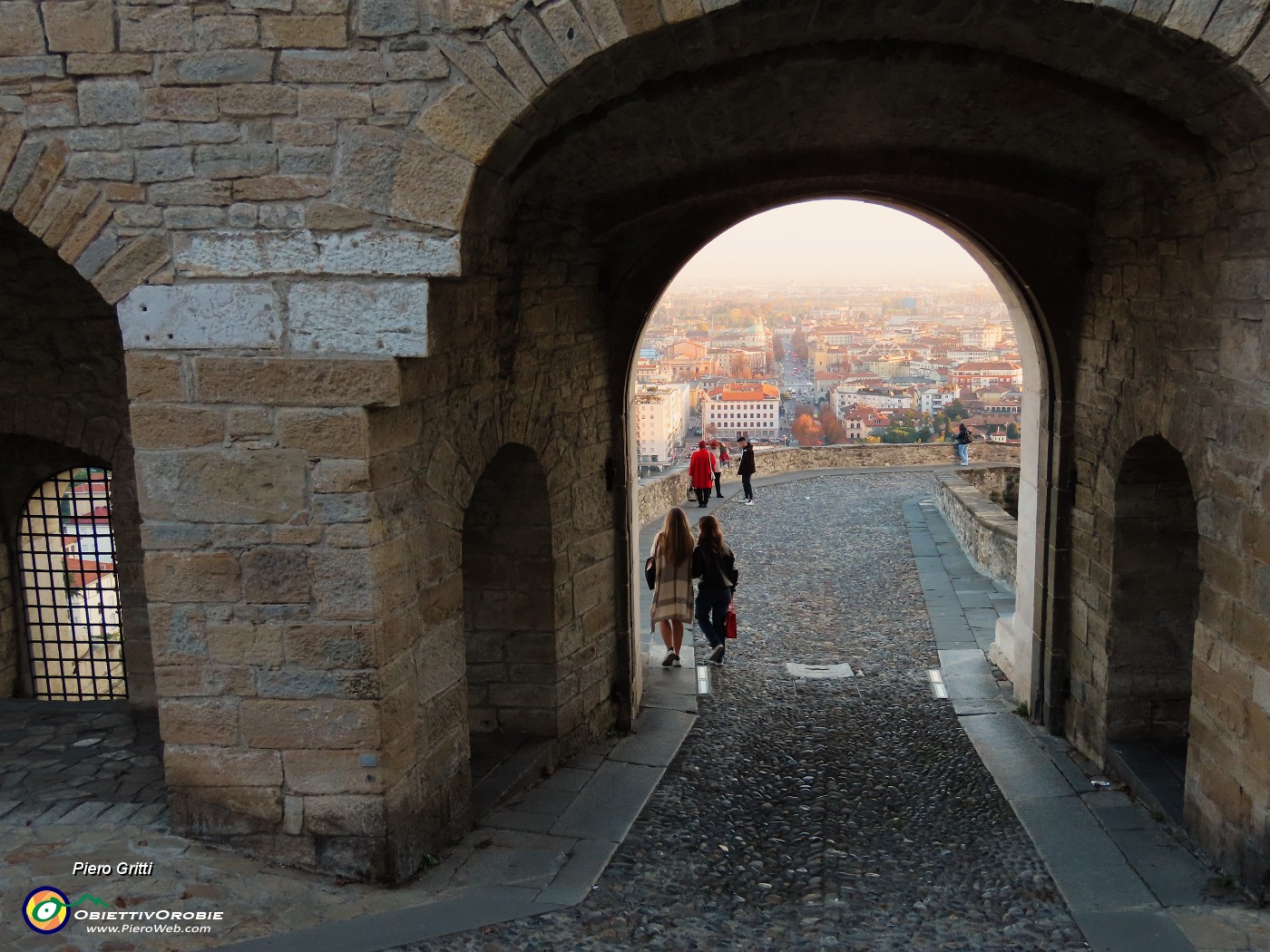 65 Porta San Giacomo con  vista verso Citta bassa.JPG